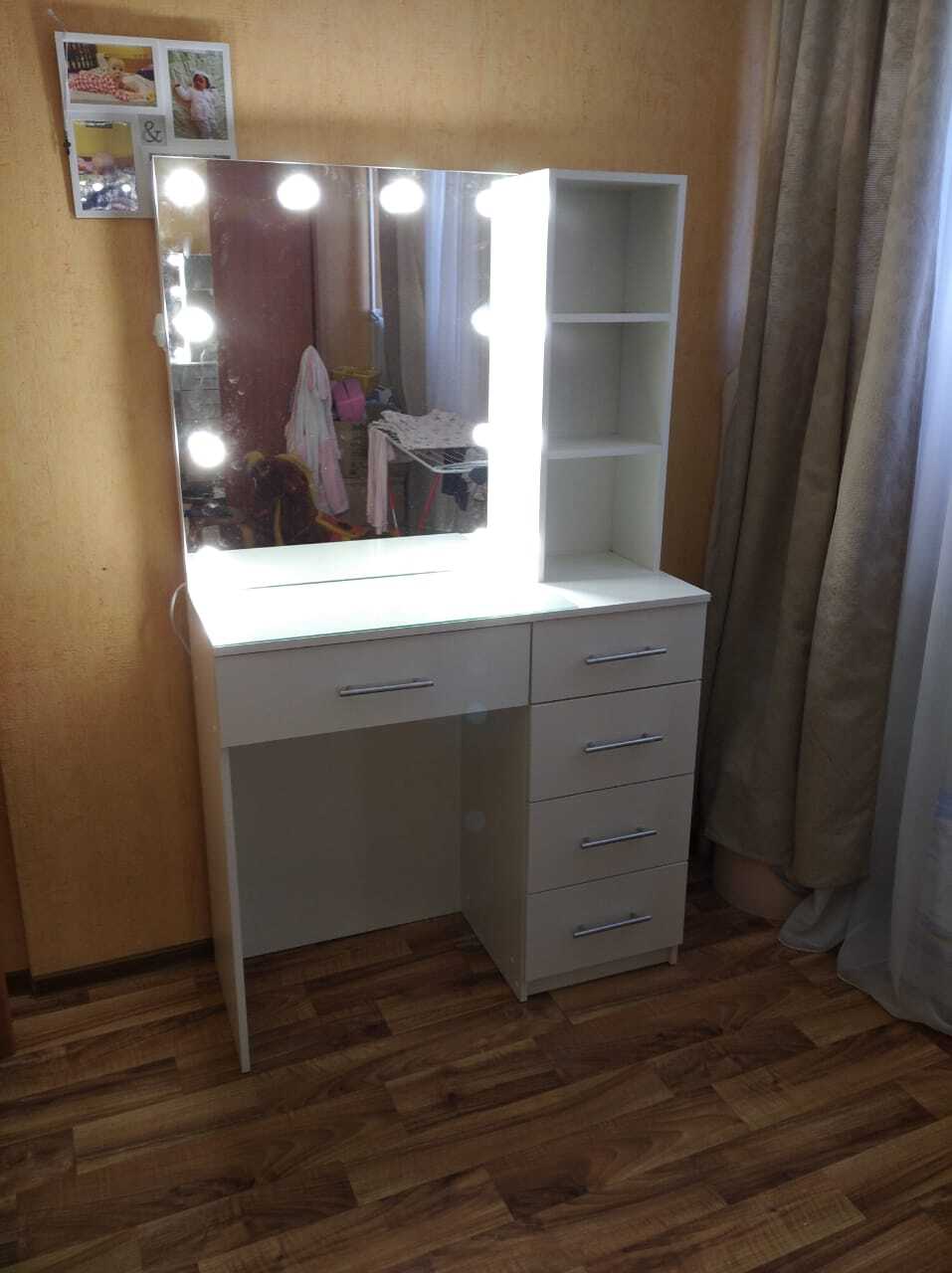 Стол с лампами